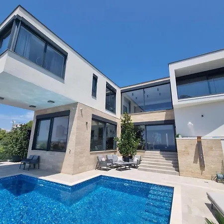 View House Okrug With Pool فيلة