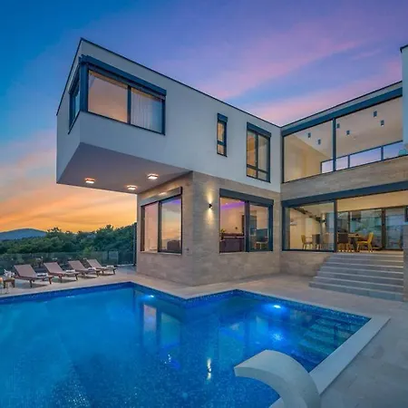 فيلة View House Okrug With Pool تروغير